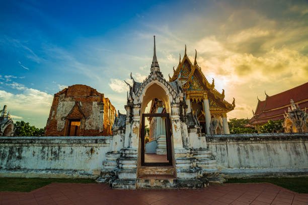 wat yai chom prasat samut sakhon province, thaïlande, site historique du temple thaïlandais, wat yai chom prasat - samut sakhon, thaïlande ,wat phra singh temple à chang mai, thaïlande - wat phra sing photos et images de collection