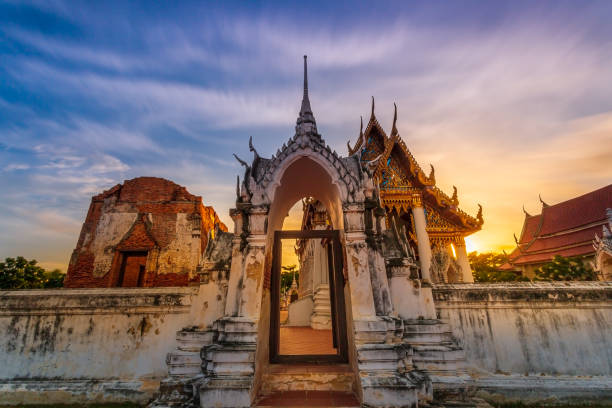 província de wat yai chom prasat samut sakhon, tailândia, local histórico do templo tailandês, wat yai chom prasat-samut sakhon, tailândia, templo de wat phra singh em chang mai, tailândia - wat phra sing - fotografias e filmes do acervo