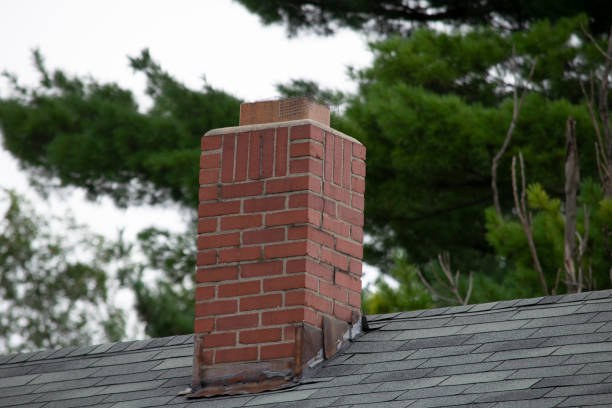 tejas de techo dañadas y viejas y sistema de canaletas en una casa - chimenea estructura creada por el hombre fotografías e imágenes de stock