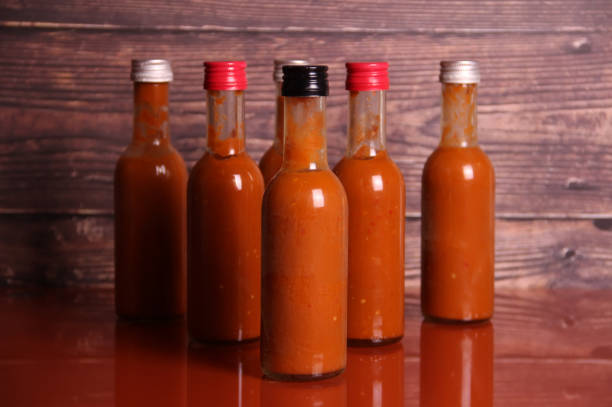 salsa picante en una mesa - salsas aderezo fotografías e imágenes de stock