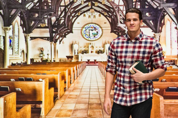One man only / waist up / front view of 20-29 years old adult handsome people caucasian male / young men worshipper / baptist at the church / cathedral / chapel / pew / pulpit who is christianity / studying and using bible / aisle / altar / bench / catholicism / religious cross / religion un hombre sólo / cintura para arriba / vista frontal de 20-29 años de edad adulto guapo personas caucásicas hombres / hombres jóvenes adoradores / bautistas en la iglesia / catedral / capilla / pew / púlpito que es el cristianismo / estudiar y usar la