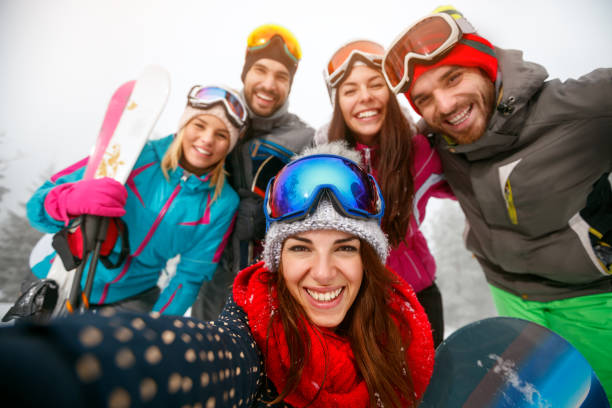 スキーリゾートでの冬休みのコラージュ - snowboarding friendship snow winter ストックフォトと画像