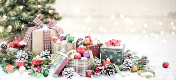 fondo de la navidad baubles - christmas tree decorations indoors selective focus arrangement fotografías e imágenes de stock