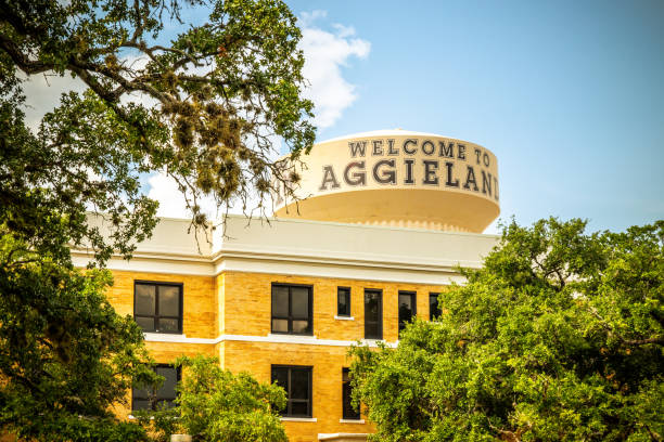 welcome to aggieland at texas a&m university - water tower imagens e fotografias de stock