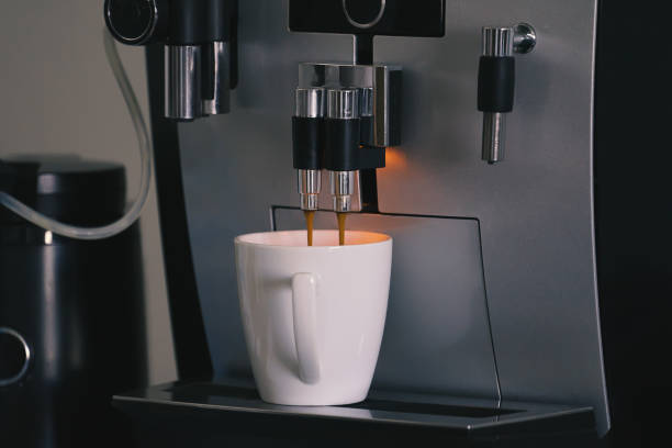 espresso máquina de café automática com copo - dispensador de moedas - fotografias e filmes do acervo