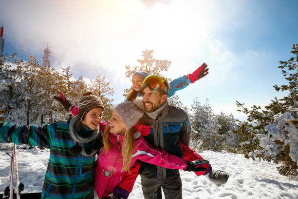 familie genießt winterurlaub in den bergen und macht selfie - skiurlaub stock-fotos und bilder