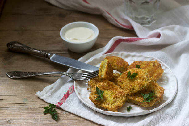 un piatto tradizionale americano di pomodori verdi fritti servito con yogurt. stile rustico. - yoghurt coated foto e immagini stock