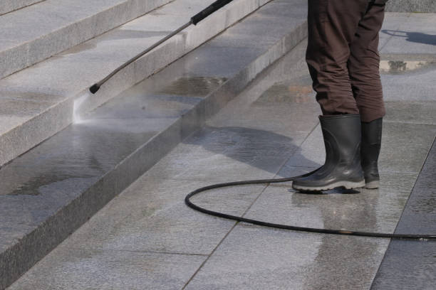 istock Man clean a staircase with pressurized water 1173648380