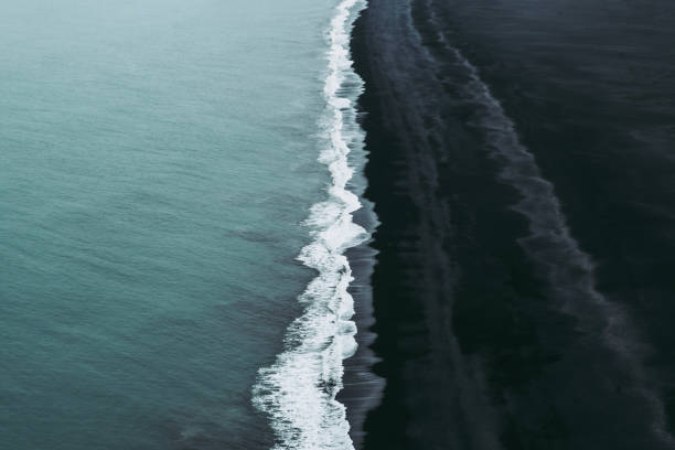 espléndida playa de arena negra en vik, islandia - paisaje volcánico fotografías e imágenes de stock