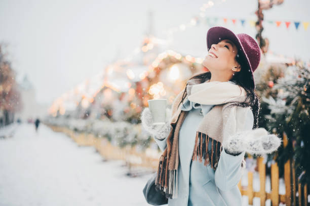 ragazze nella città festosa - new snow foto e immagini stock