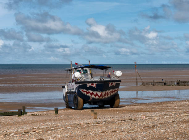 o monstro da lavagem que inverte na praia de hunstanton na maré baixa - amphibious vehicle - fotografias e filmes do acervo