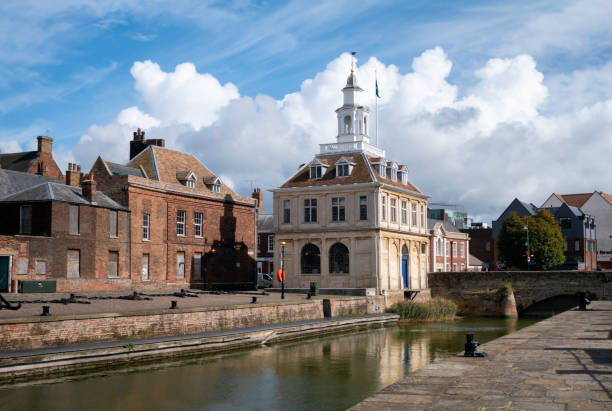 the custom house and purfleet, king's lynn, norfolk - the purfleet imagens e fotografias de stock