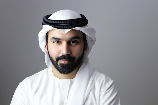 Retrato de un empresario árabe confiado que llevaba un vestido tradicional emiratí de los EAU photo
