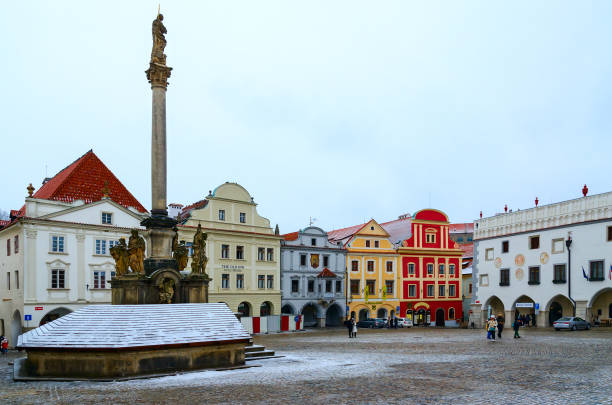 colonna della vergine maria, o pilastro della peste, sulla piazza principale (namesti svornosti) del centro storico di cesky krumlov - shingle bank foto e immagini stock