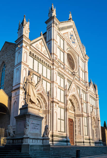 イタリア、フィレンツェのサンタクローチェ大聖堂 - piazza di santa croce ストックフォトと画像