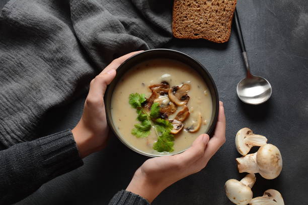 un tazón de sopa de crema de champiñones - sopa de crema fotografías e imágenes de stock