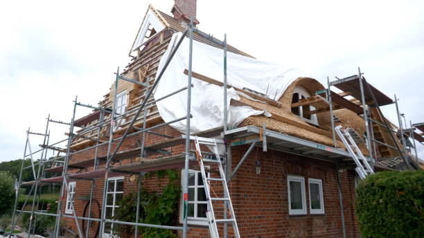 nouvelle toiture d'un toit de chaume. allemagne, schleswig-holstein - restoring scaffolding built structure home improvement photos et images de collection