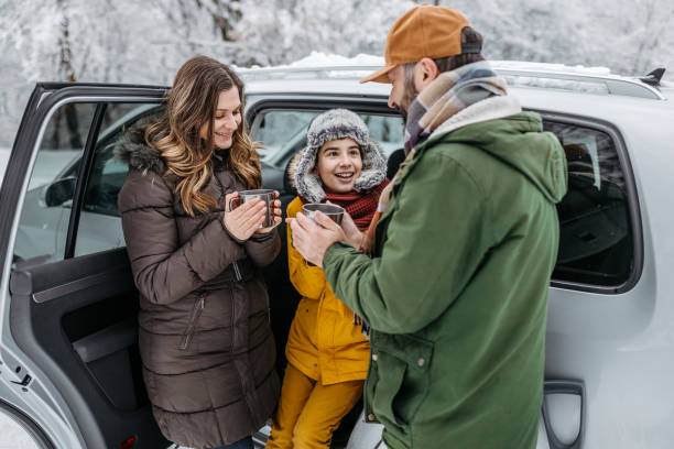 dzielenie się rodziną gorącym napojem - transportation mountain winter couple zdjęcia i obrazy z banku zdjęć