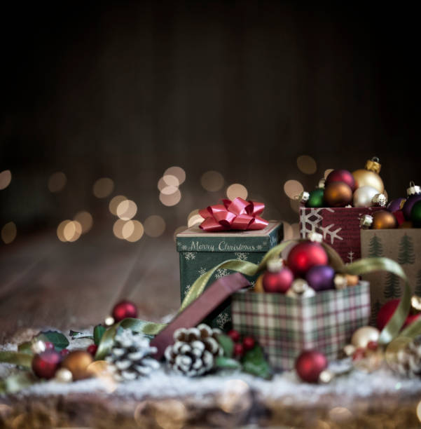 fondo de la navidad baubles - christmas tree decorations indoors selective focus arrangement fotografías e imágenes de stock