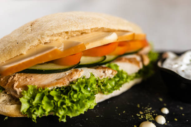 delizioso panino al pollo - portion turkey sandwich close up foto e immagini stock