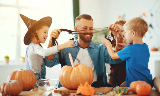 joyeux halloween! père de mère de famille et enfants ont coupé la citrouille pour des vacances à la maison - 11705 photos et images de collection