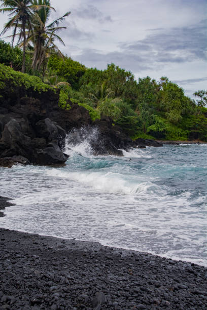 волны на пляже блэк-санд, мауи - black sand beach hawaii islands maui стоковые фото и изображения