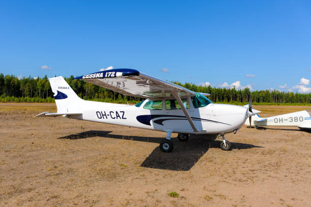 avión de pistón monomotor de cuatro asientos ligero cessna 172n skyhawk ii oh-caz que se muestra en la exhibición aérea del museo de aviación karhula. kotka, finlandia. - skyhawk fotografías e imágenes de stock