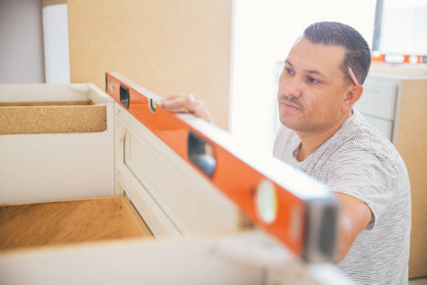 montaje de una cocina - custom built fotografías e imágenes de stock