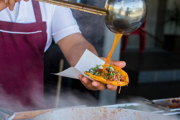 spoonful do caldo do birria - street food - fotografias e filmes do acervo