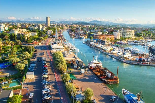 rimini, italia. vista aerea su rimini. paesaggio urbano italiano dall'alto. faro sul canale del mare d'acqua. rimini - rimini foto e immagini stock