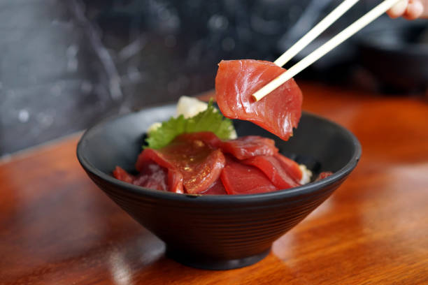 아카미 돈부리(akami donburi) - 참치를 얹은 밥그릇과 생선, 식사로 구성된 일본 요리와 와사비를 곁들인 요리입니다. - food wasabi vegetable tuna 뉴스 사진 이미지