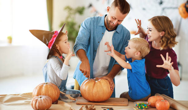 joyeux halloween! père de mère de famille et enfants ont coupé la citrouille pour des vacances à la maison - spider mum photos et images de collection