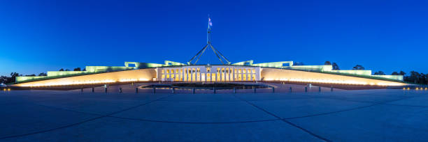 parliament house, canberra, australien - parlamentsgebäude regierungsgebäude stock-fotos und bilder