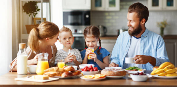 가족 어머니 아버지와 아이들은 아침에 부엌에서 아침 식사를 - little boys breakfast caucasian child 뉴스 사진 이미지