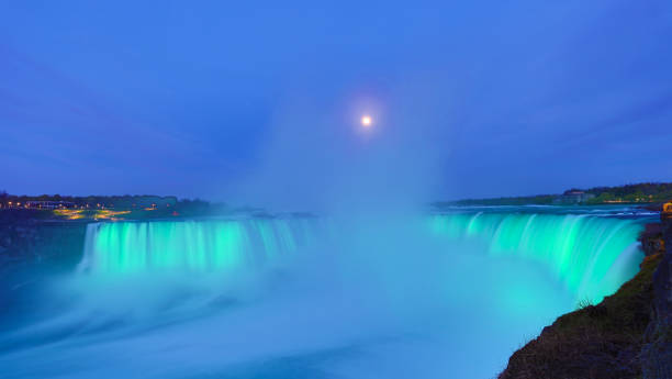 chutes de niagara la nuit - blue hair photos et images de collection