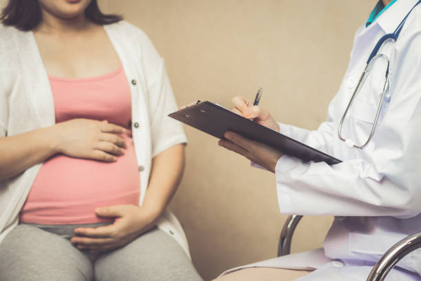 donna incinta e medico ginecologo in ospedale - human pregnancy obgyn women child foto e immagini stock