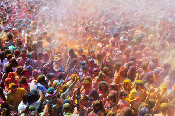 holi al barcelona colour festival - hindustani foto e immagini stock