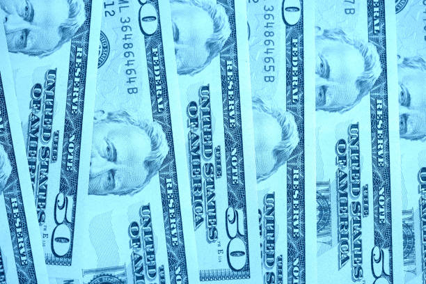 50 dollar-scheine aus nächster nähe. geld hintergrund blaue farbe getönt - fifty dollar bill number 50 currency close up stock-fotos und bilder