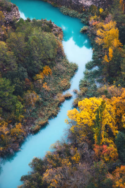 スペインのジュカル川 - クエンカ県 写真 ストックフォトと画像