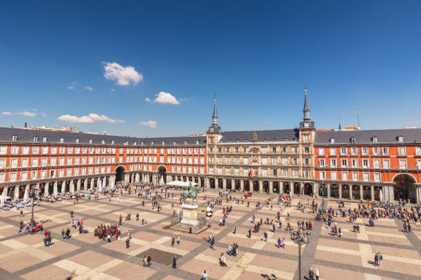 madrid españa, vista aérea del horizonte de la ciudad en la plaza mayor - madrid fotografías e imágenes de stock