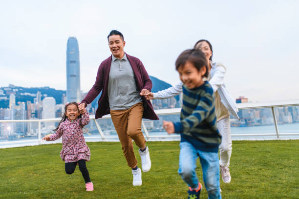 바다 터미널 갑판에서 잔디를 가로 질러 중국 가족 경주 - harbour city 뉴스 사진 이미지