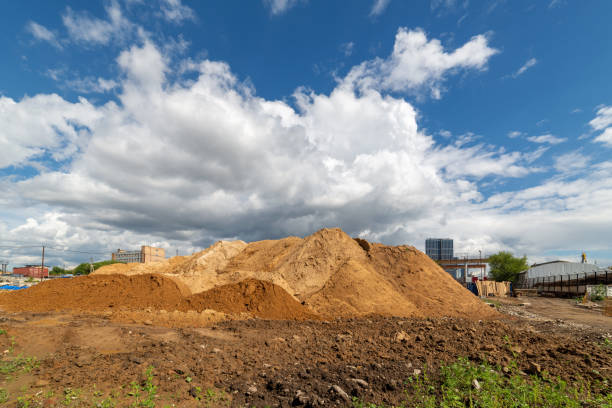 白い雲と青空を背景に土のマウンド - stack land industry construction ストックフォトと画像