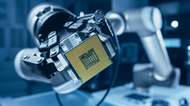 현대 하이테크 정통 로봇 팔 현대 슈퍼 컴퓨터 프로세서를 들고. cpu 칩을 들고 산업 로봇 조작기 엔드 이펙터 - manufacturing 뉴스 사진 이미지