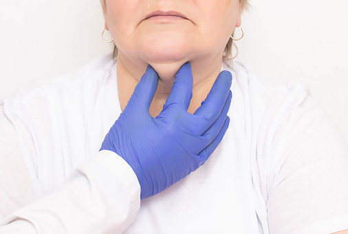 Un cirujano plástico examina a una mujer caucásica envejecida para apretar y deshacerse de arrugas y barbillas dobles, fondo blanco, cosmetólogo photo