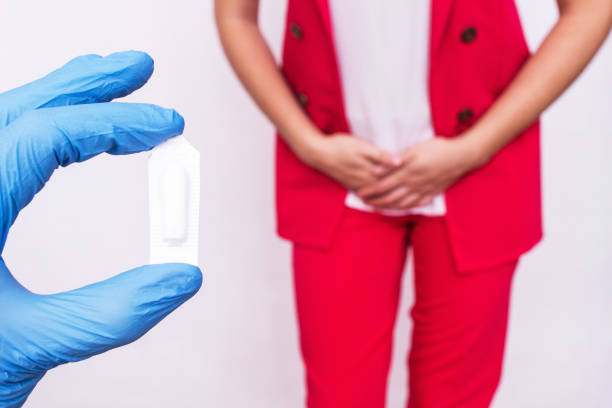 läkare innehar vaginal stolpiller stolpiller mot bakgrund av en flicka som har smärta och inflammation, urologiska infektioner, vaginal mikroflora, trikomonasinfektion - klamydiatest bildbanksfoton och bilder