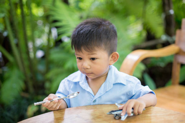 petit garçon mignon s'asseyant mangeant le gâteau de chocolat dans un jardin - 5510 photos et images de collection