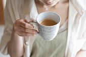 コーヒーを飲む女性の手