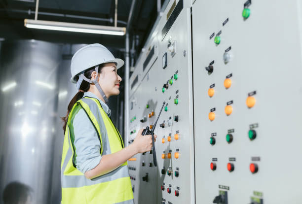 joven ingeniera de mantenimiento asiática que trabaja en la sala de control de energía. - china shanghai business people fotografías e imágenes de stock