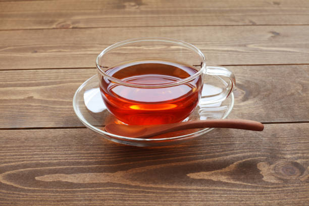 tasse tee isoliert auf dem tisch - english breakfast tea stock-fotos und bilder