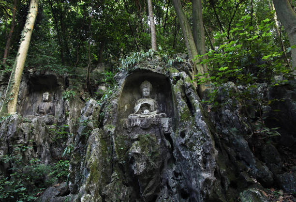 buddhistische statuen in den felsen geschnitzt - zhejiang provinz stock-fotos und bilder
